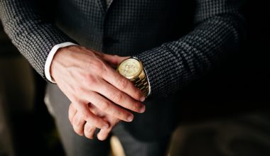 Există taxe suplimentare pentru amanetarea unui ceas?