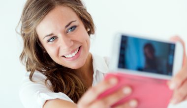 Cum se obține un aspect natural al coroanelor dentare realizate digital
