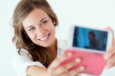 Cum se obține un aspect natural al coroanelor dentare realizate digital
